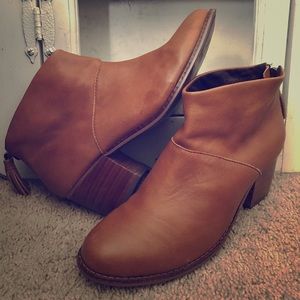 TOMS Leila Booties in Warm Tan, Size 8